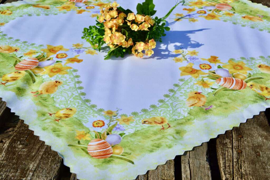 Csibés asztalközép - húsvéti mintás 85x85 cm