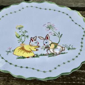 Húsvéti kis terítő – nyuszik a fűben 30 cm kör