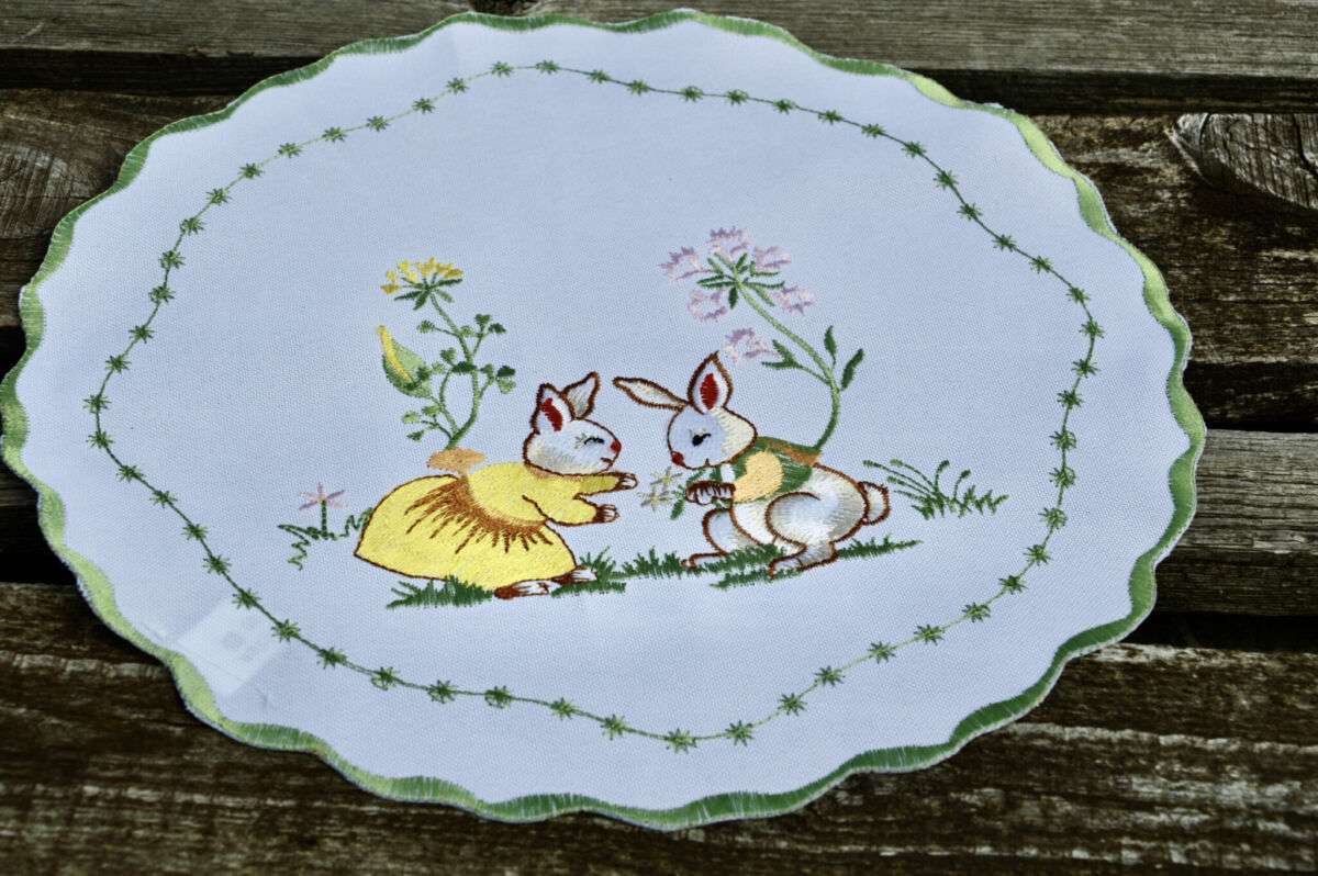 Húsvéti kis terítő - nyuszik a fűben 30 cm kör