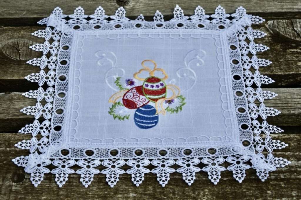 Húsvéti kis terítő - tojásos, csipkés 30x30 cm