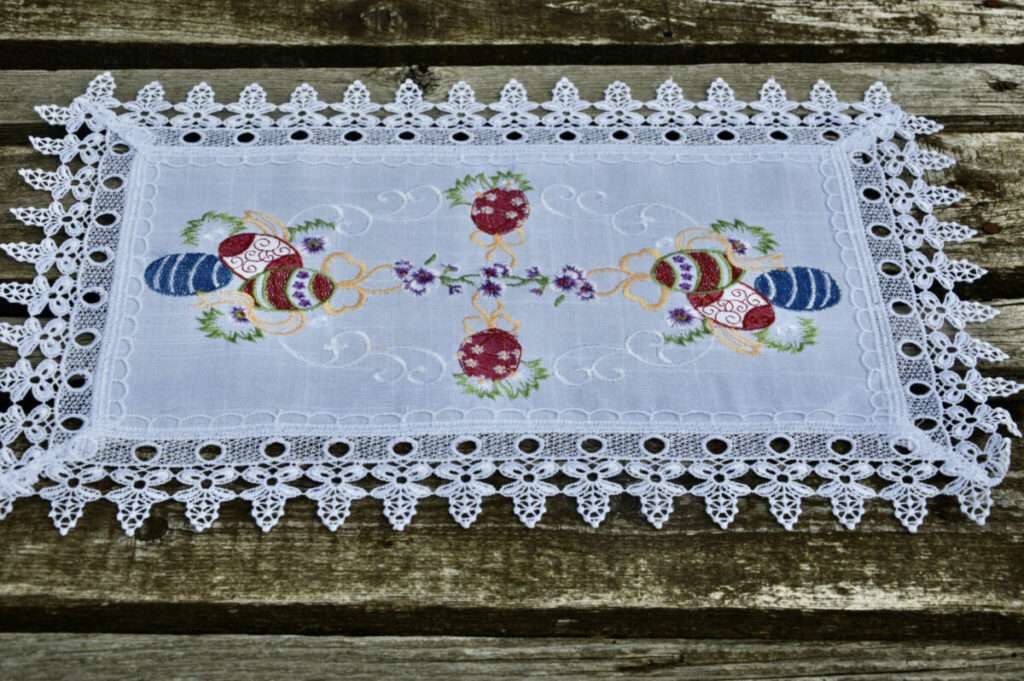 Húsvéti kis terítő - tojásos, csipkés 45x30 cm