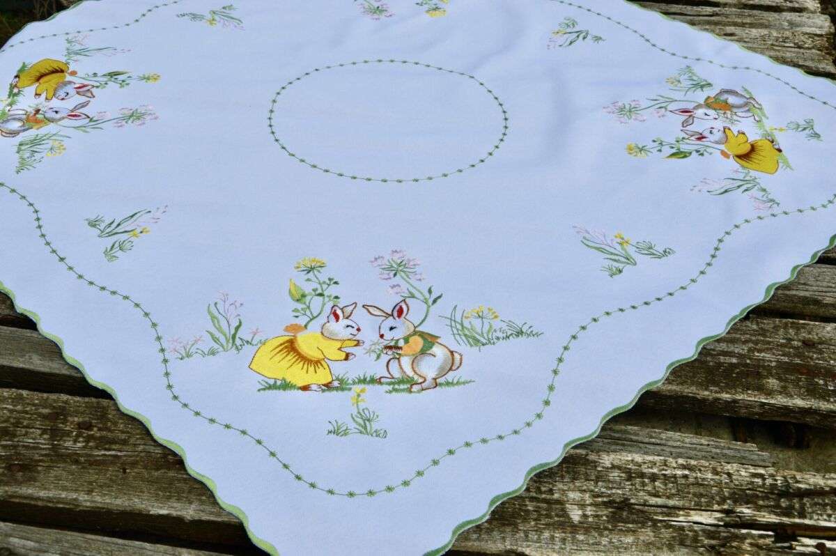 Húsvéti terítő - nyuszik a fűben asztalközép 85x85 cm