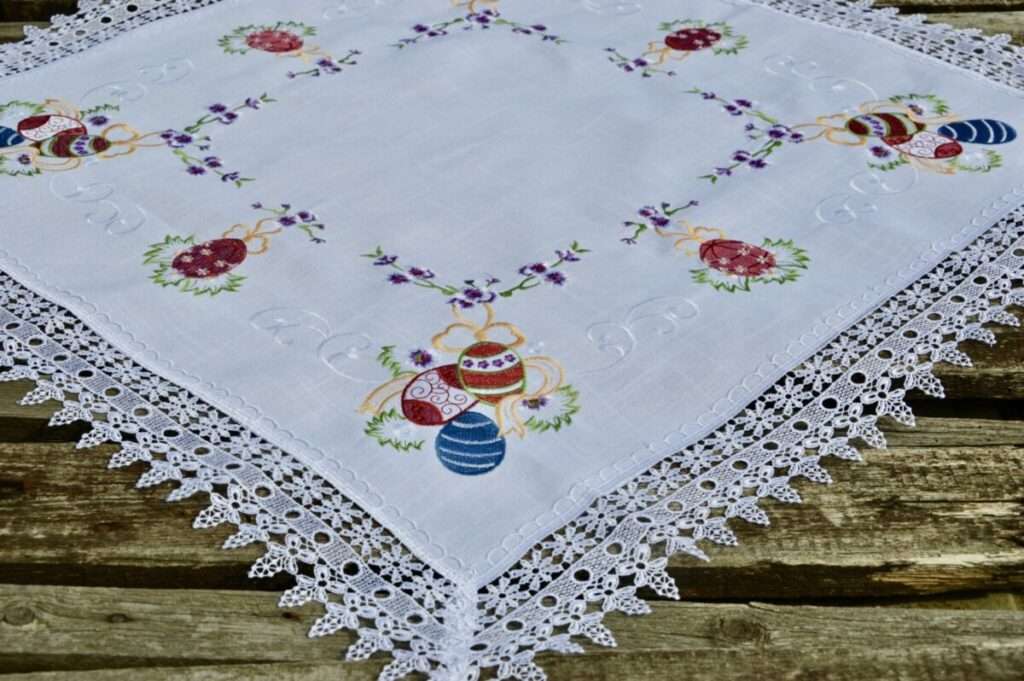 Húsvéti asztalközép - tojásos terítő 85x85 cm