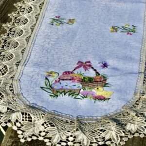 Húsvéti csibés futó terítő – ekrü csipkés 85×40 cm