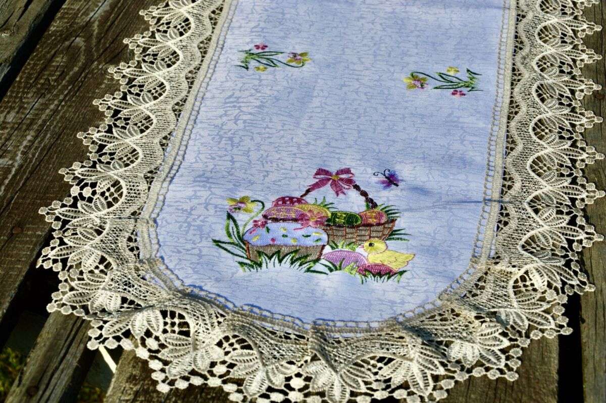 Húsvéti csibés futó terítő - ekrü csipkés 85x40 cm