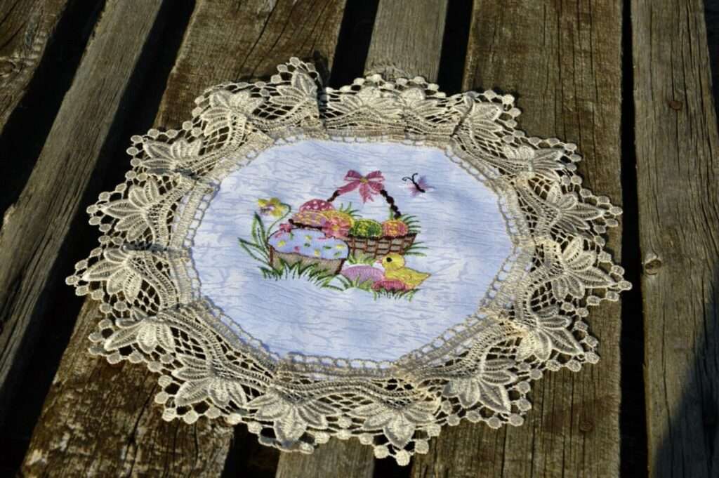 Húsvéti kis terítő - csibés, ekrü csipkés 30 cm kör