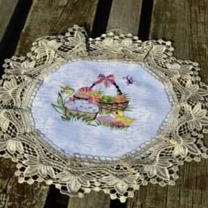 Húsvéti kis terítő – csibés, ekrü csipkés 30 cm kör