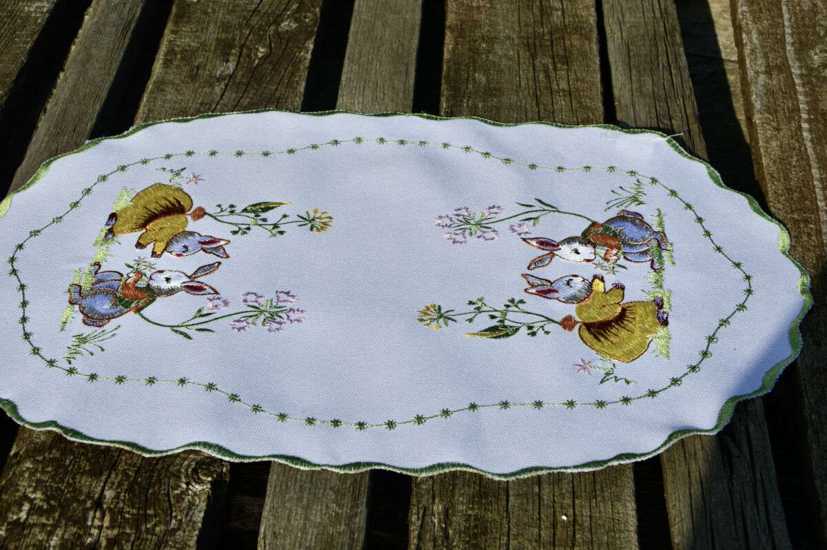 Húsvéti kis terítő - nyuszik a fűben ovál 45x30 cm