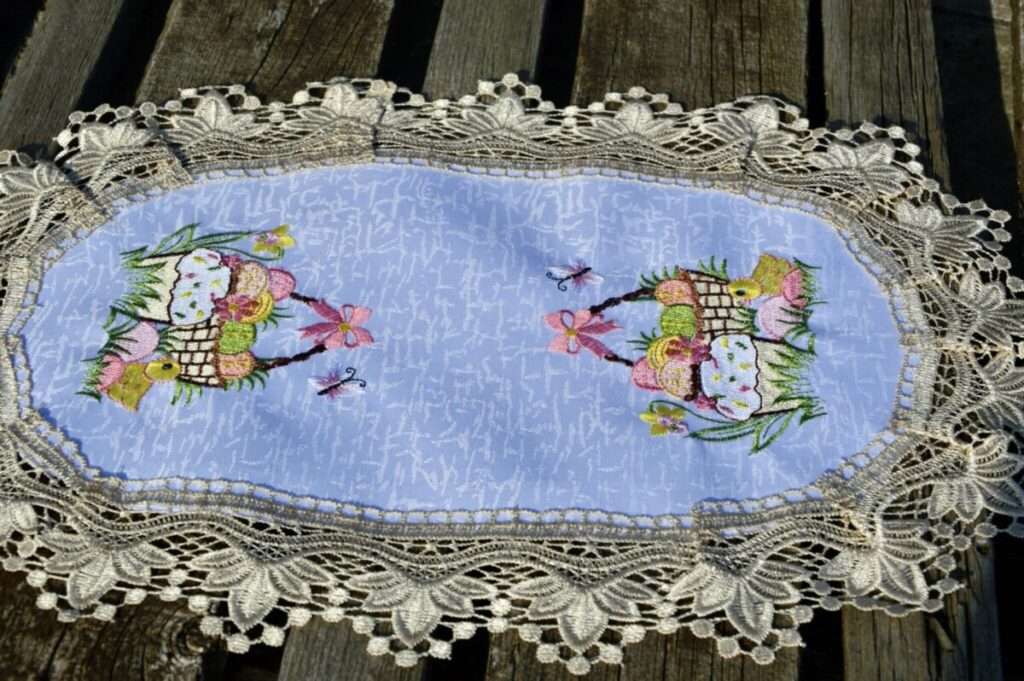 Húsvéti kis terítő - csibés, ekrü csipkés 45x30 cm