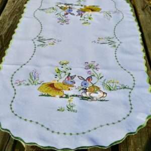 Húsvéti futó terítő – nyuszik a fűben 90×40 cm