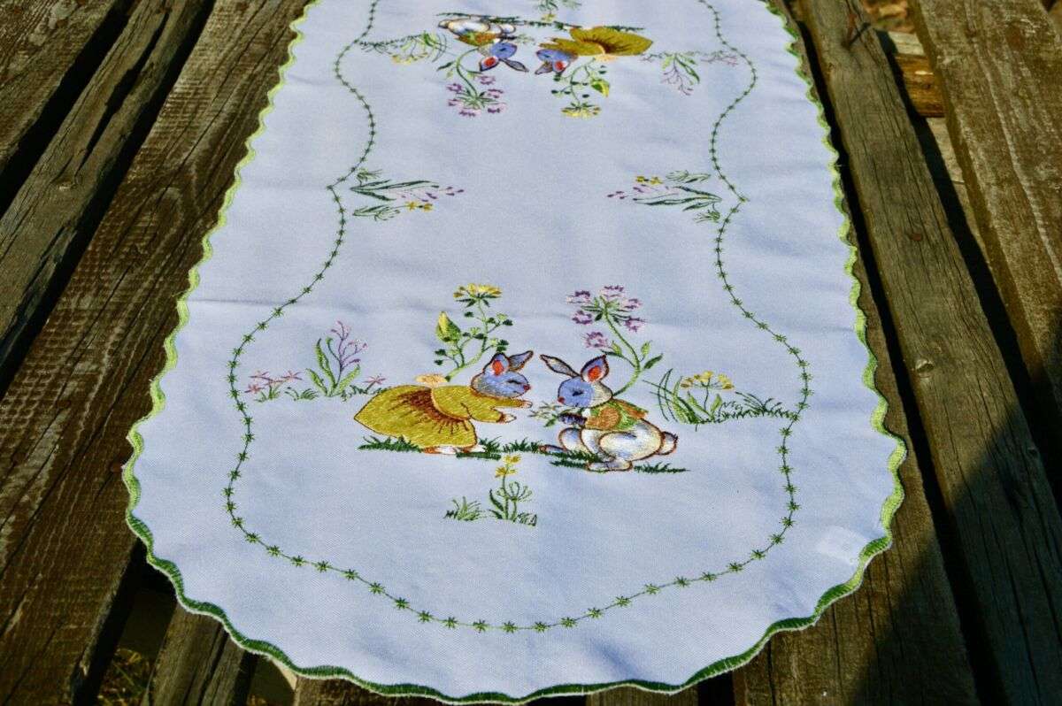 Húsvéti futó terítő - nyuszik a fűben 90x40 cm