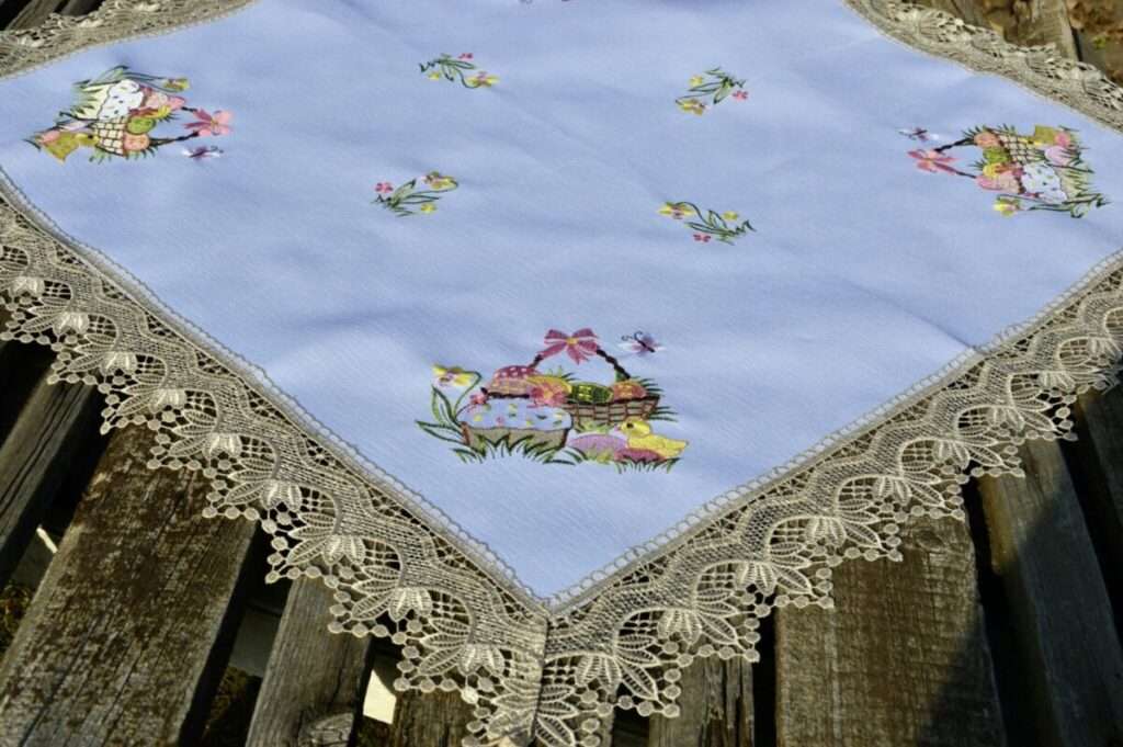 Húsvéti csibés asztalközép - ekrü csipkés 85x85 cm