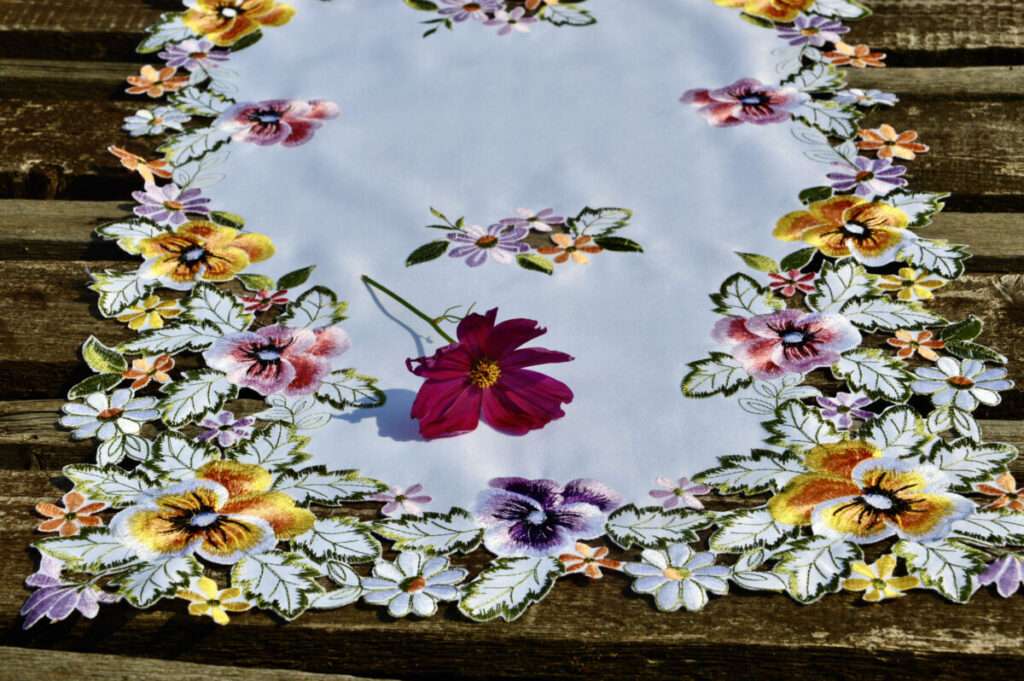 Hímzett asztali futó - árvácskás terítő 90x40 cm