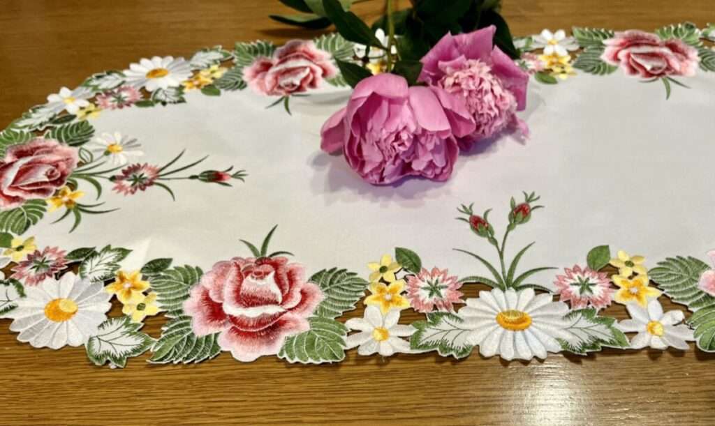 Rózsás futó terítő - hímzett virágokkal 85x40 cm