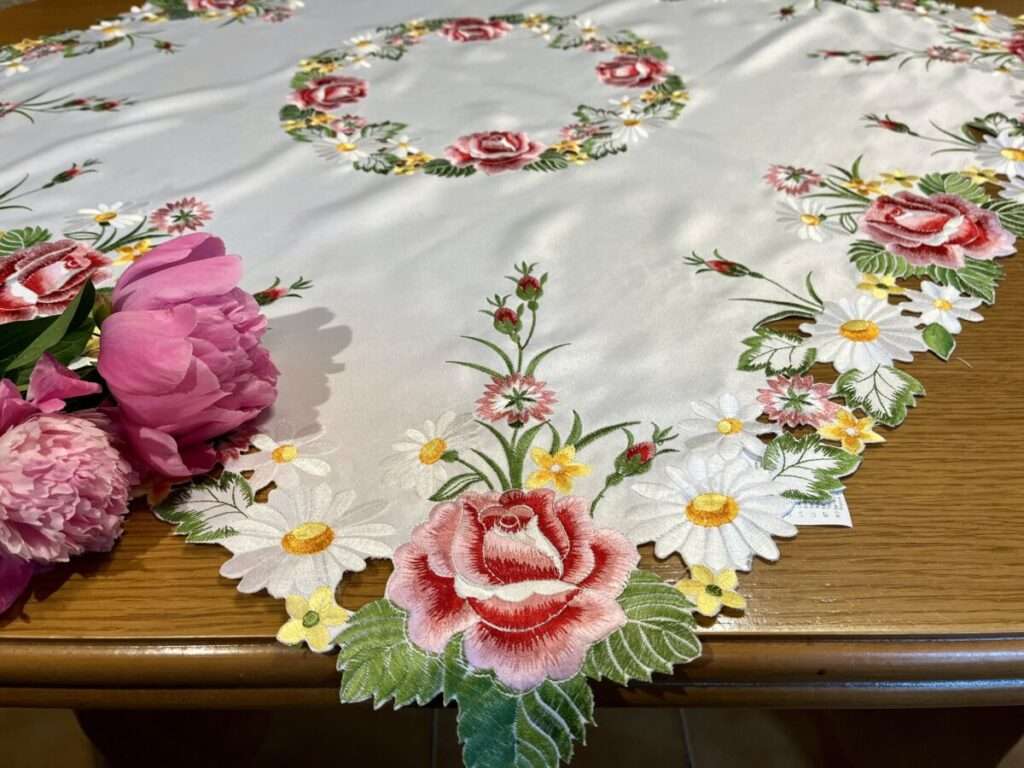 Rózsás asztalközép terítő - hímzett virágokkal 85x85 cm