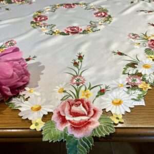Rózsás asztalközép terítő – hímzett virágokkal 85×85 cm