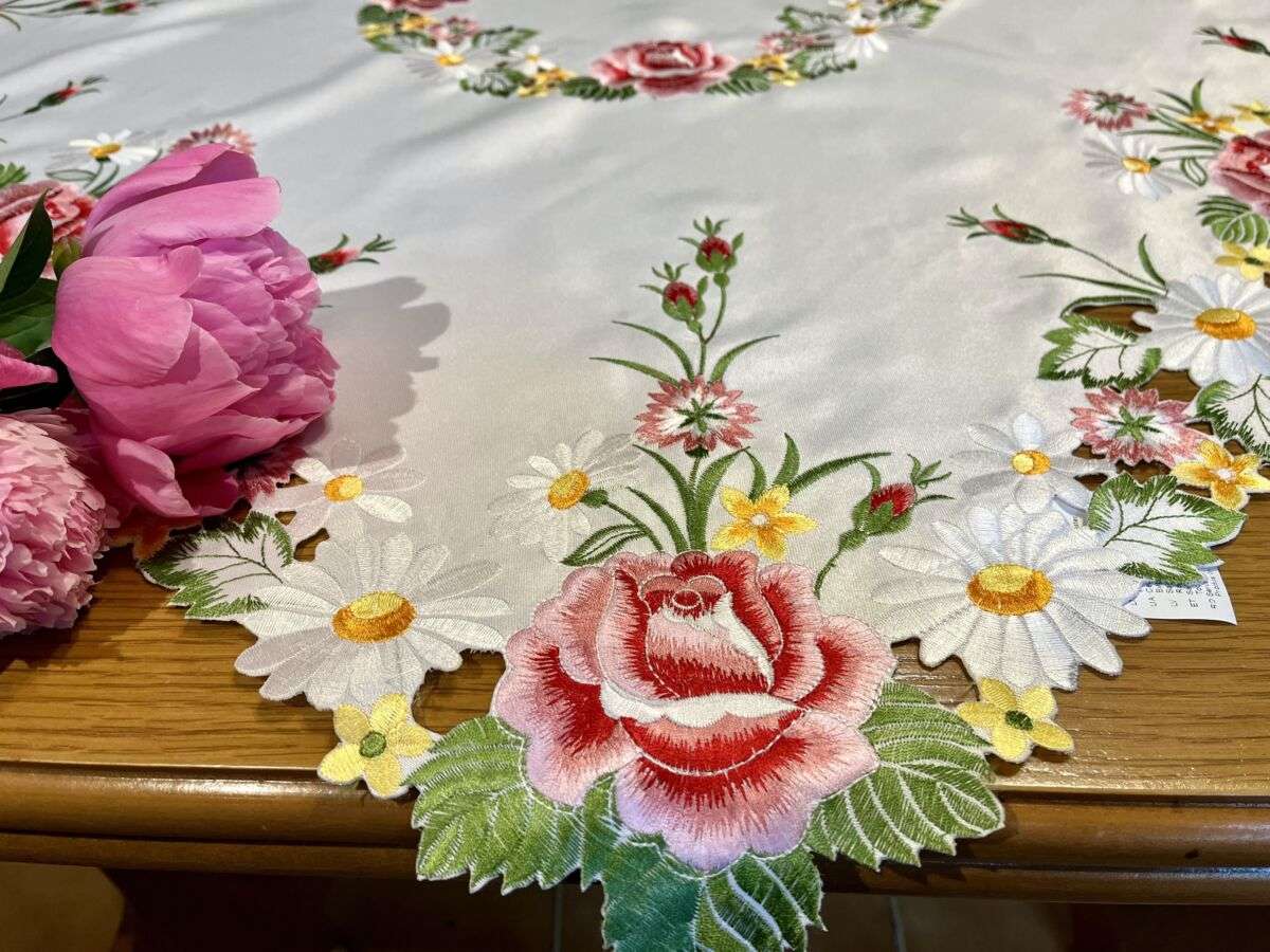 Read more about the article Rózsás terítő garnitúra – melyre öröm ránézni