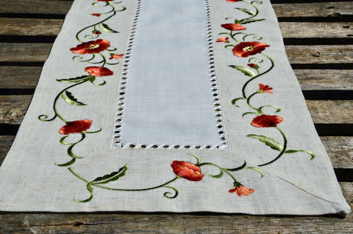 Pipacsos asztali futó - gépi hímzett 90x40 cm