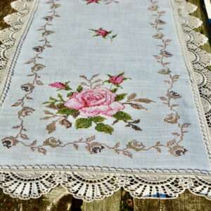 Rózsás asztali futó – ekrü alapon hímzett 85×40 cm