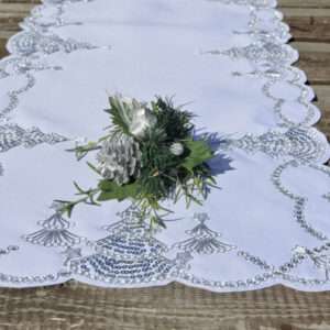 Karácsonyi asztali futó – fehér ezüst, flitteres 110×40 cm