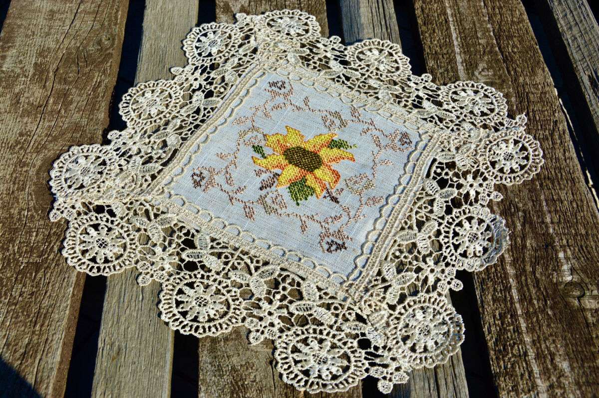 Hímzett kis terítő - ekrü napraforgós 30x30 cm