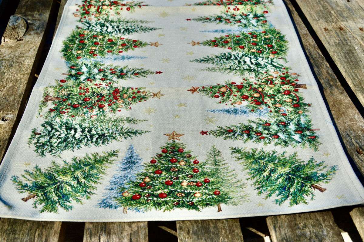 Karácsonyi gobelin futó - erdei karácsony 140x45 cm